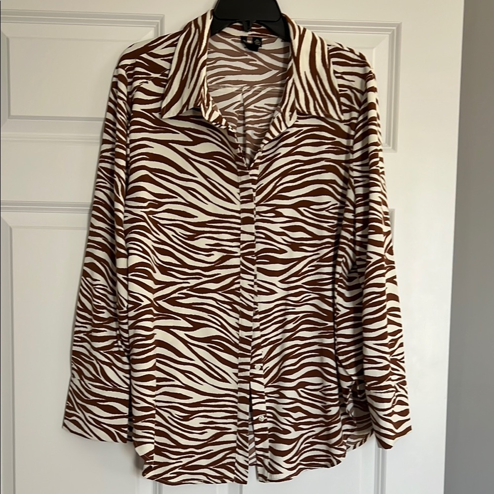 Versona Cream and Brown Button Down Shirt with Notched Collar